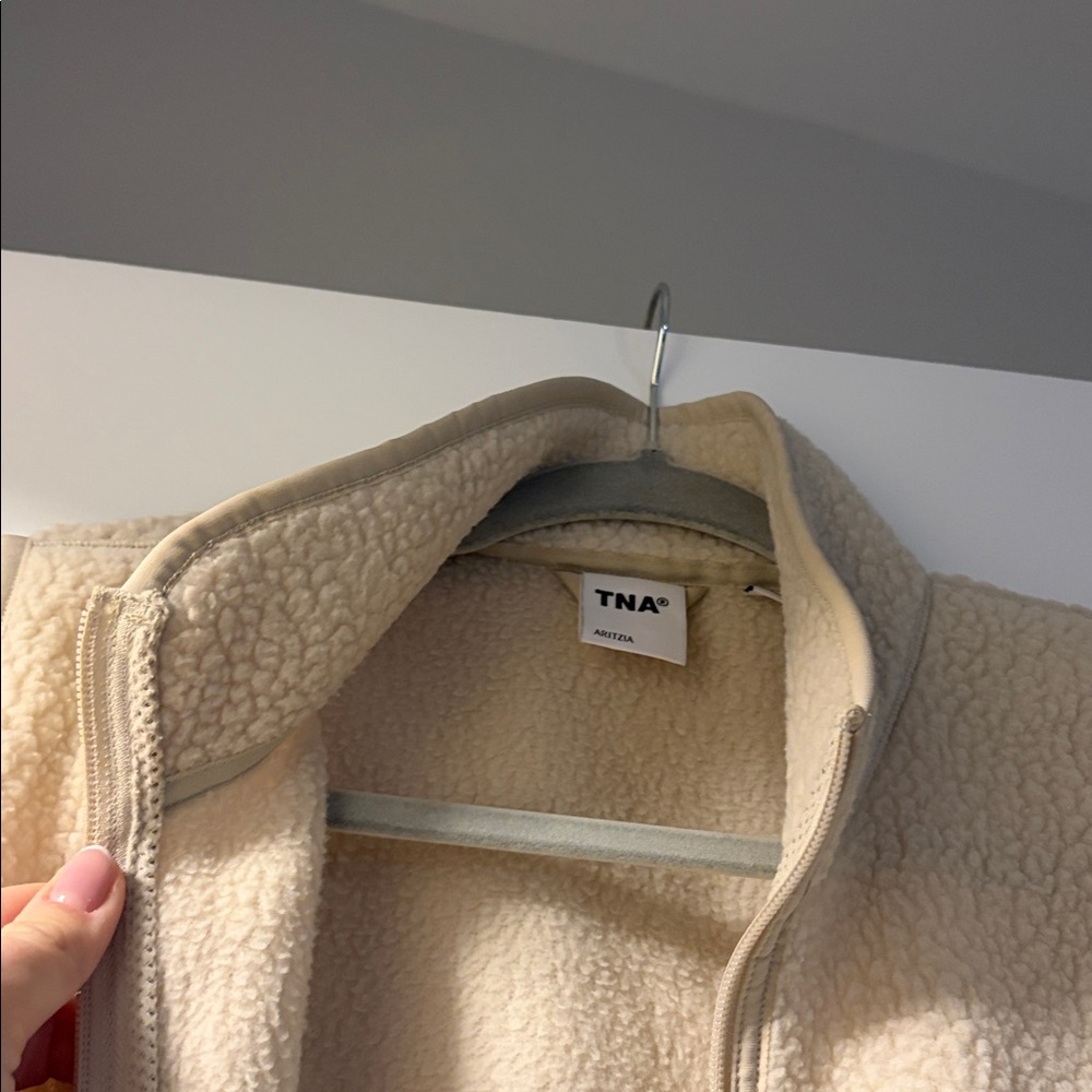 Vest - Picture 3 of 4